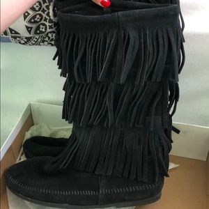 BLACK MINNETONKA BOOTS
